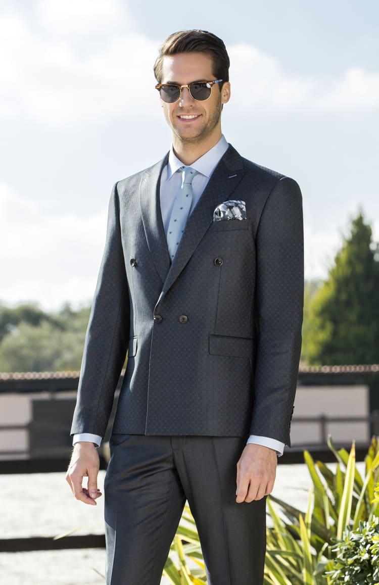 мужские костюмы 2024. модные мужские костюмы 2023 года. костюм тройка мужской приталенный. модные мужские костюмы 2023. мужские костюмы 2022-2023.